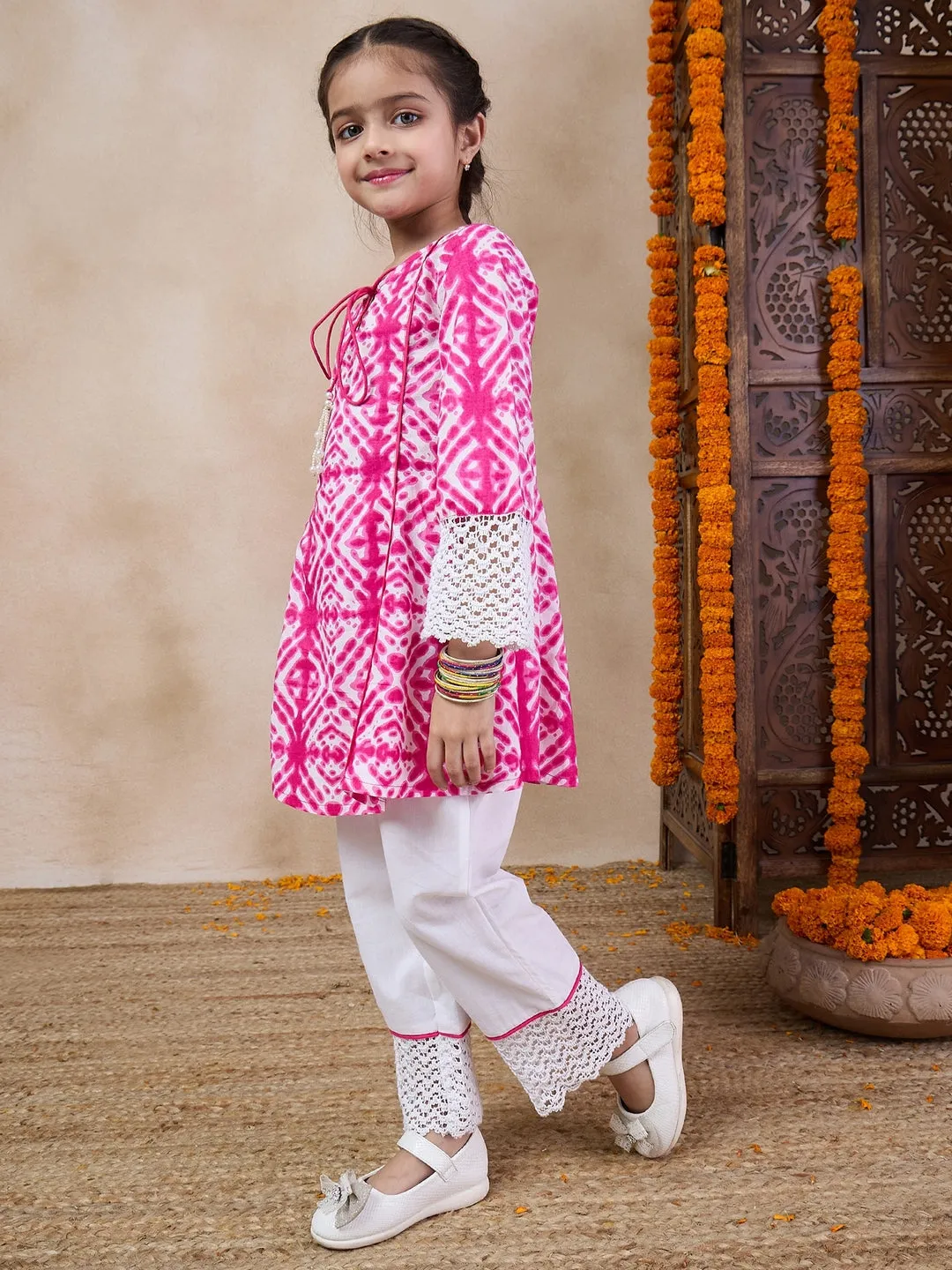 Girls Geometric Printed Tie-Up Neck A-Line Kurta With Trousers (KS-MAGENTASHIBORI)